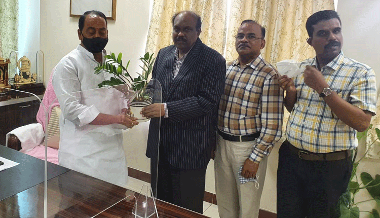 మంత్రి ఐకే రెడ్డిని క‌లిసిన టీయూ వీసీ