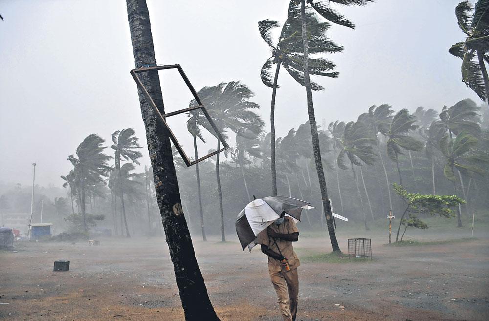 ముంచుకొస్తున్న తుఫాను