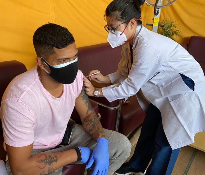 కరోనా వ్యాక్సిన్‌ వేయించుకున్న ఉమేశ్‌ యాదవ్‌