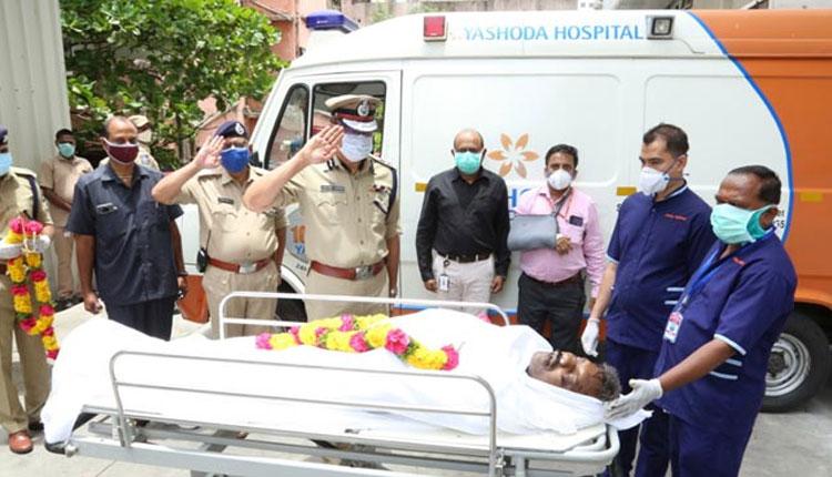 రోడ్డు ప్ర‌మాదంలో గాయ‌ప‌డ్డ కానిస్టేబుల్ మృతి