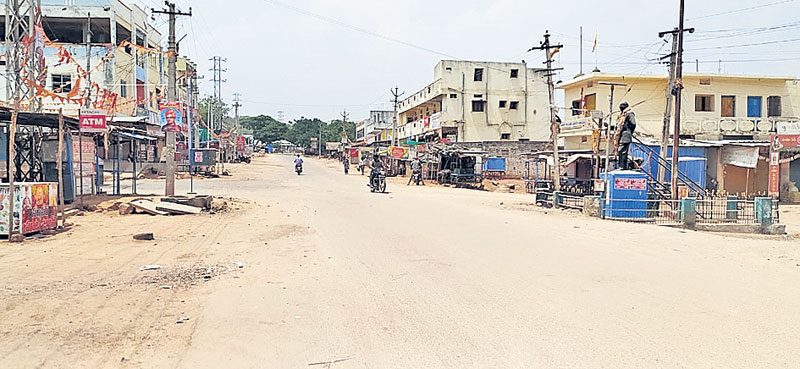 గ్రామాల్లో స్వచ్ఛంద లాక్డౌన్