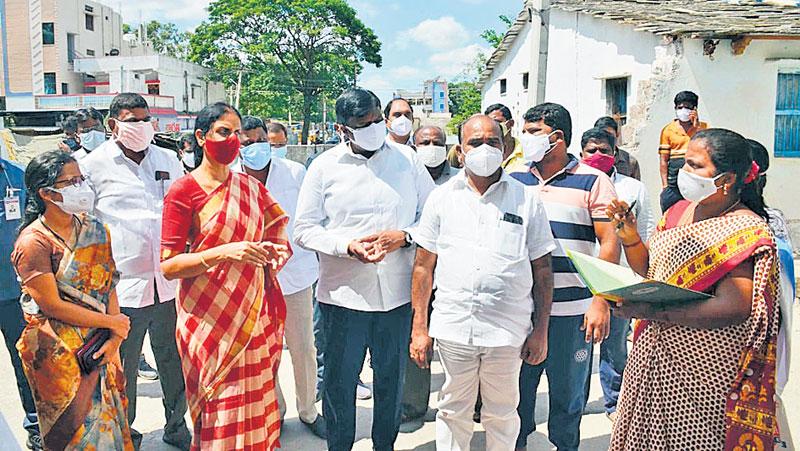 ప్రభుత్వ దవాఖానల్లో బెడ్లు పెంచాం