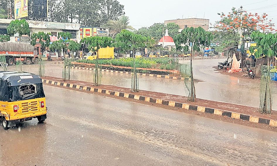 పలుచోట్ల భారీ వర్షం