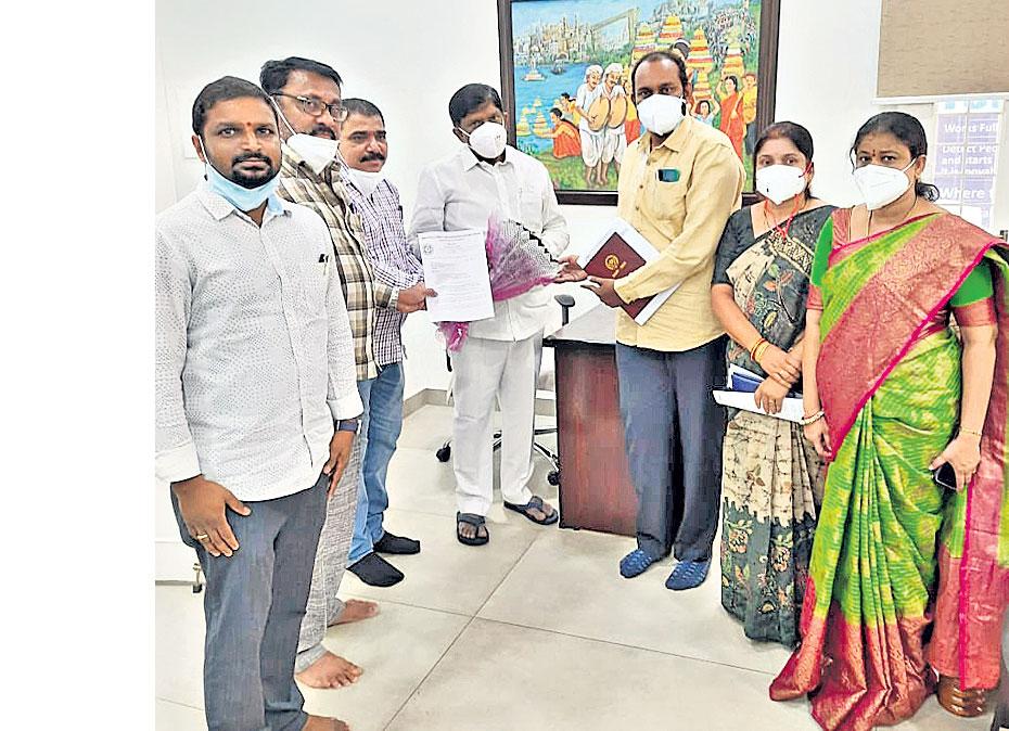 హెల్త్‌కేర్‌ వర్కర్ల కుటుంబాలకు టీకా వేయాలి