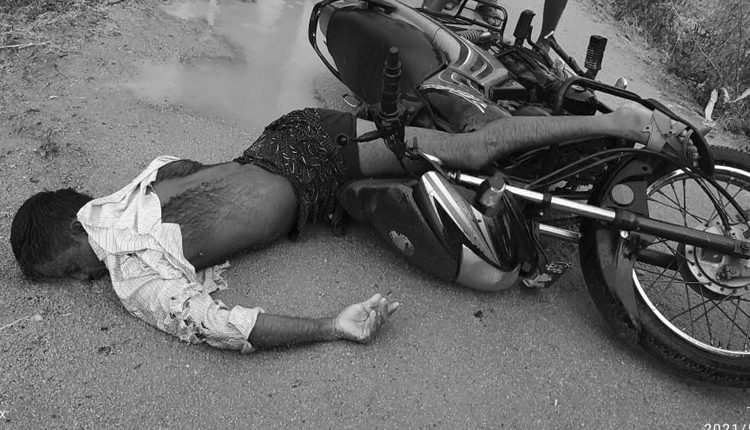 బైక్‌పై వెళ్తుండగా..పిడుగు పడి రైతు మృతి