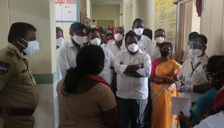 పర్వతగిరి పీహెచ్‌సీని సందర్శించిన ఎమ్మెల్యే ఆరూరి