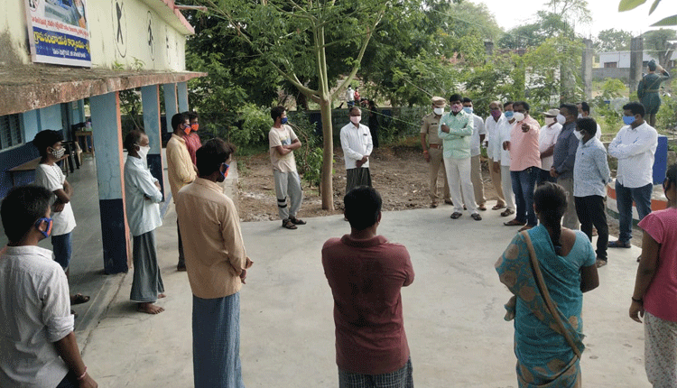 ఐసోలేషన్ కేంద్రాన్ని సందర్శించిన ఎమ్మెల్యే పెద్ది