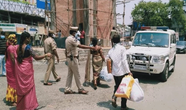 మండపంలో పెండ్లి కూతురు.. పోలీసు వాహనంలో తల్లిదండ్రులు