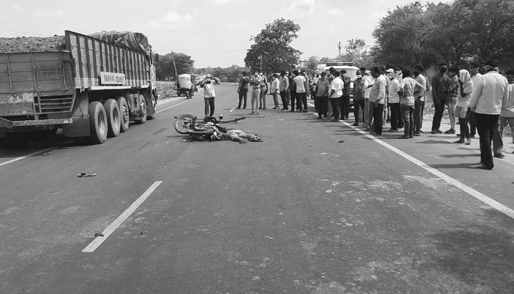 బైక్‌ను ఢీ కొట్టిన లారీ..యువకుడి దుర్మరణం