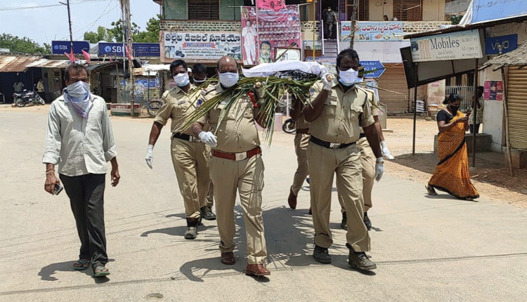 అనాథ శవానికి అంత్యక్రియలు..  మానవత్వం చాటుకున్న పోలీసులు
