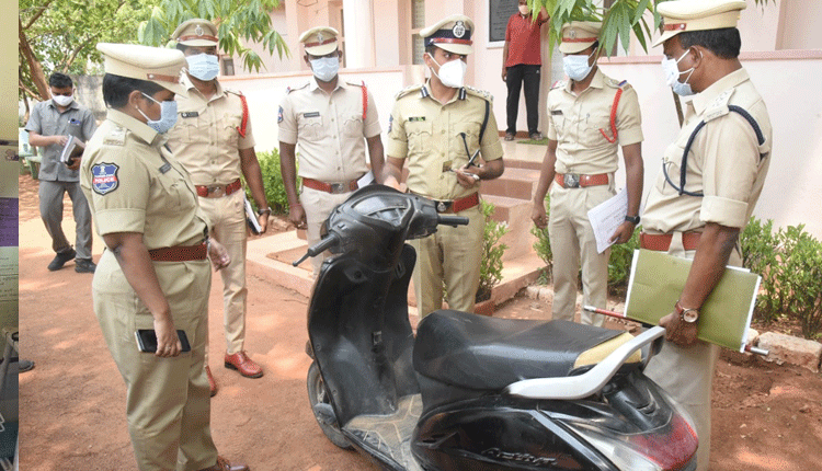 పోలీసుల పేరుతో దోపిడీకి పాల్పడిన దొంగ అరెస్ట్‌