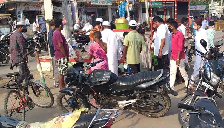 సడలింపులో కిక్కిరిస్తున్న జనం