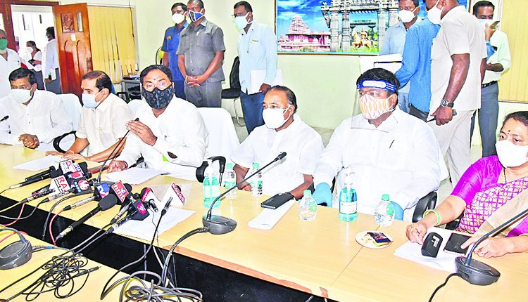 కొవిడ్‌ బాధితులు ధైర్యంగా ఉండాలి