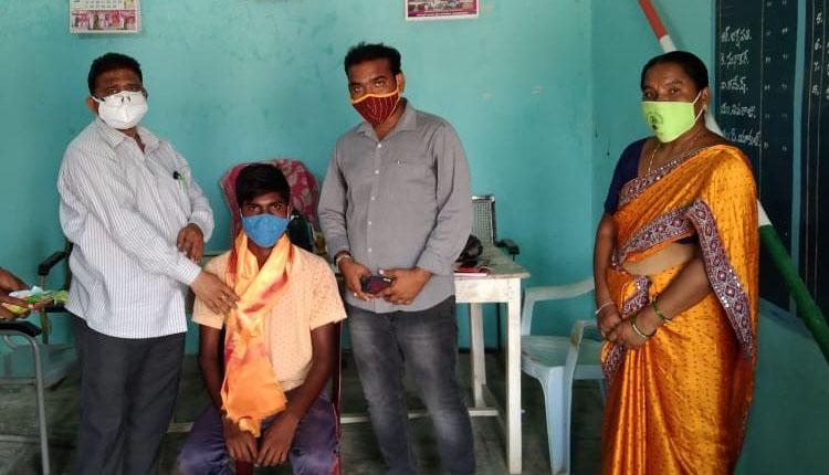 పారిశుధ్య కార్మికులను సన్మానించిన ఎంపీడీవో