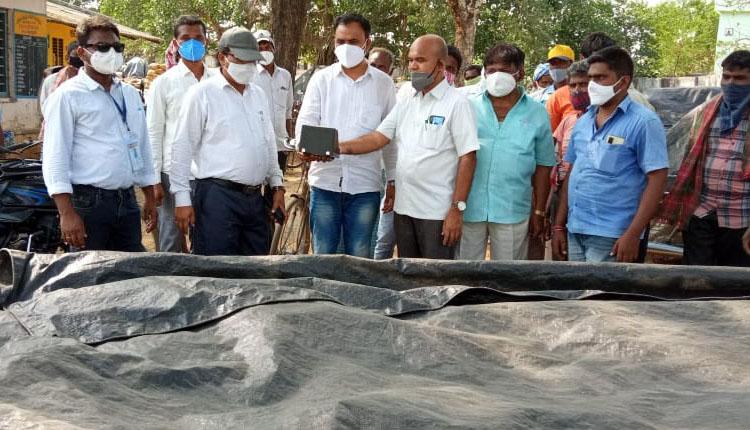 కొనుగోలు కేంద్రాల నుంచి ధాన్యాన్ని తరలించాలి