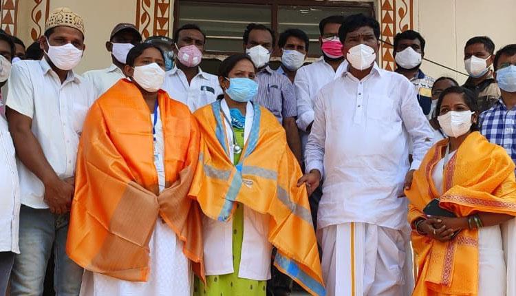 వైద్యసిబ్బందికి సన్మానం