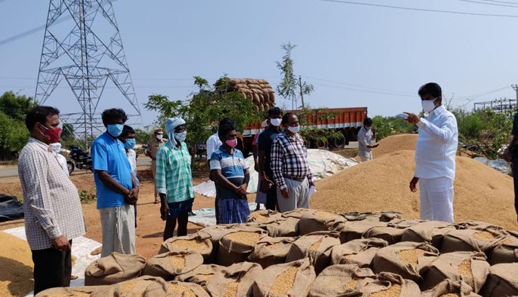 రైతుల మేలు కోసమే కొనుగోలు కేంద్రాలు