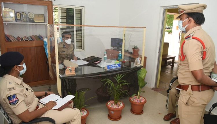 ప్రతి పోలీస్‌ హెల్మెట్‌ ధరించాలి