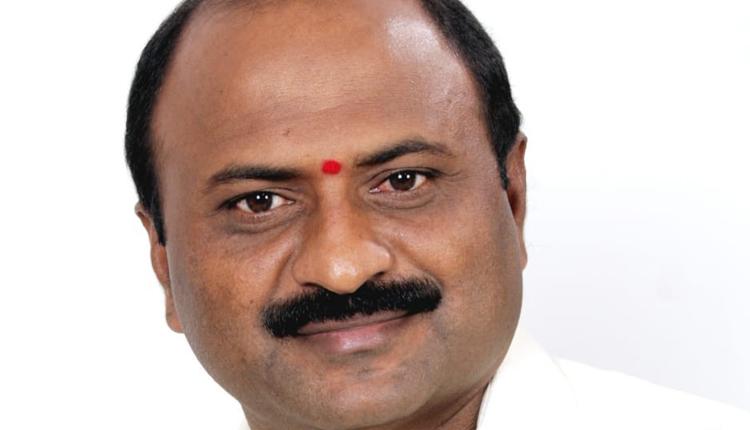 ఇంటి వద్దకే సీఎం రిలీఫ్‌ ఫండ్‌ చెక్కులు