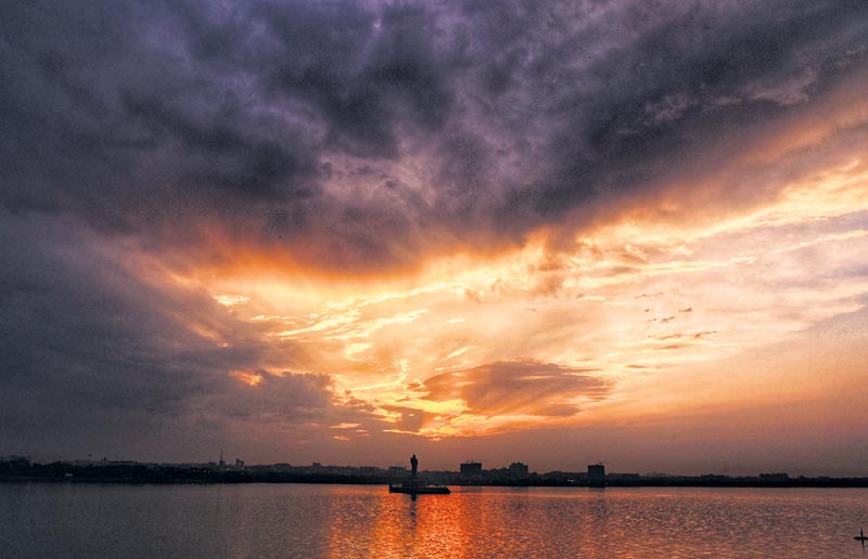 ఉరుములు మెరుపుల వాన