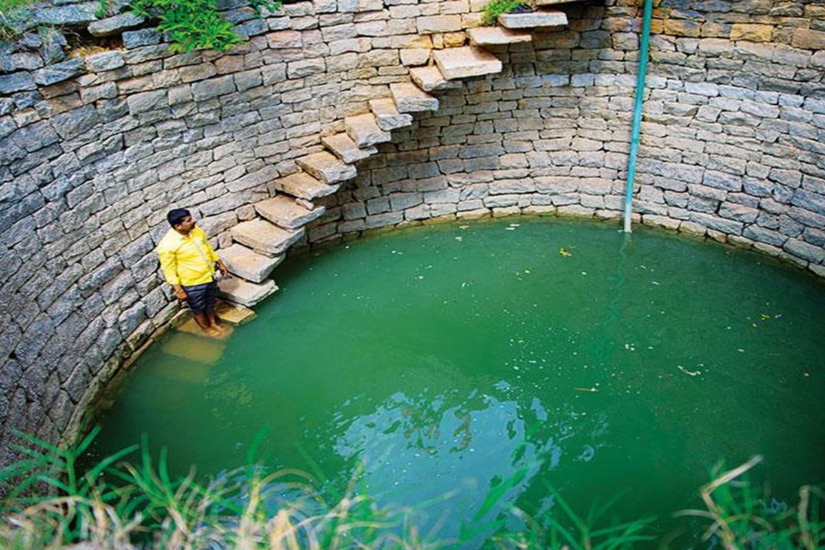 బావిలో జారిపడి పైపులు పట్టుకుని ప్రాణాలు దక్కించుకున్న వృద్దురాలు