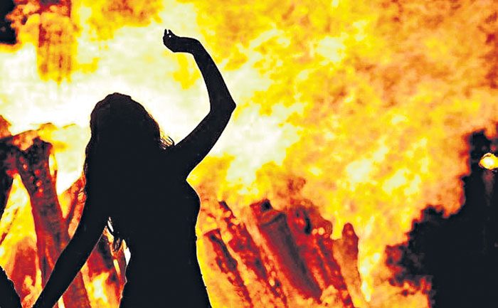 తండ్రి చితిమంటల్లో దూకిన కూతురు