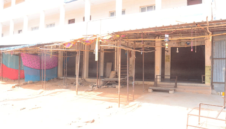 యాద‌గిరిగుట్టలో స్వచ్ఛంద లాక్‌డౌన్‌ ప్రారంభం