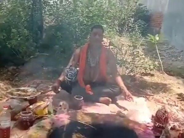 క‌రోనాను తరిమికొడ‌తానంటూ పూజారి య‌జ్ఞం