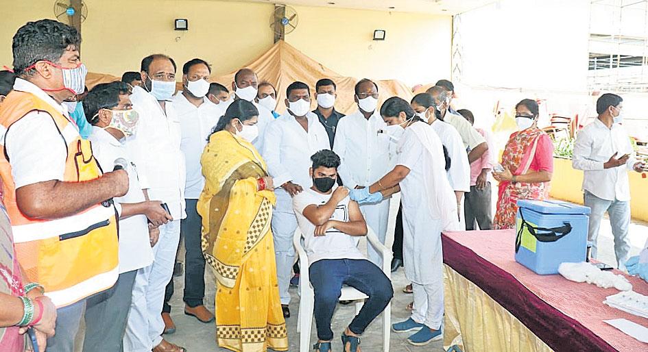 వ్యాక్సినేషన్‌తోనే కరోనా కట్టడి