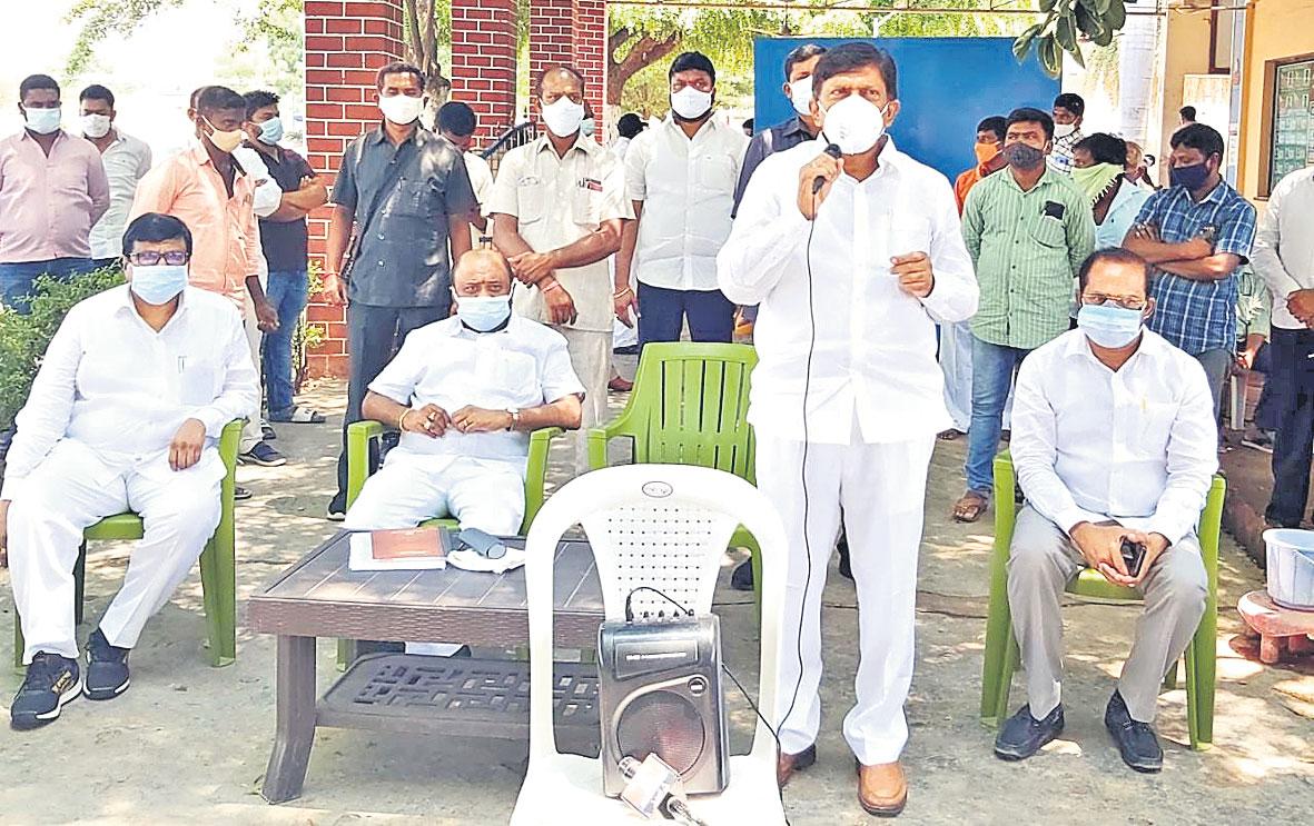 ఆత్మగౌరవం ఢిల్లీలో తాకట్టు