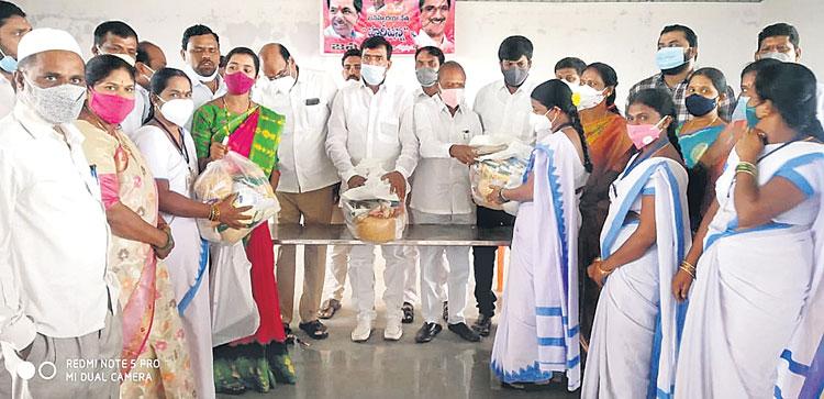 సామాజిక సేవలో గులాబీ శ్రేణులు