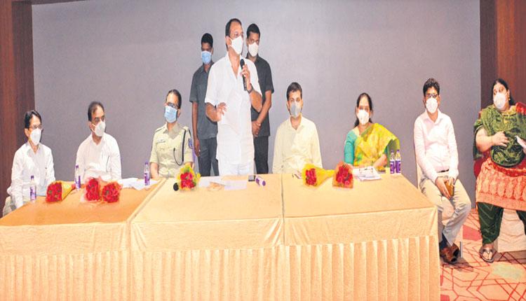 మానవత్వంతో వ్యవహరించండి