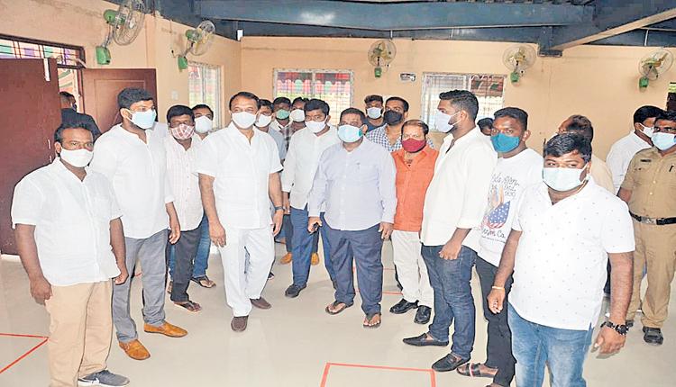 నిత్యసేవకులకు టీకా వేయాలి