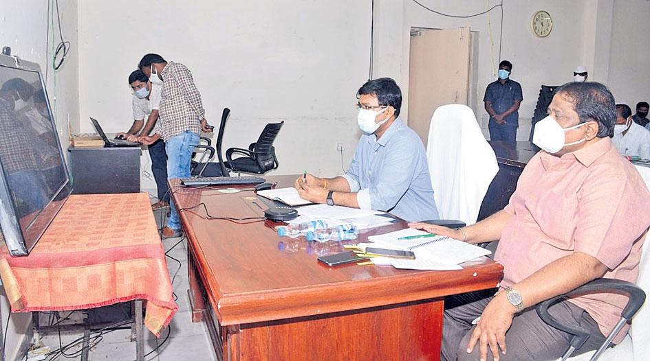 ‘భూ’ సమస్యలను పరిష్కరించాలి