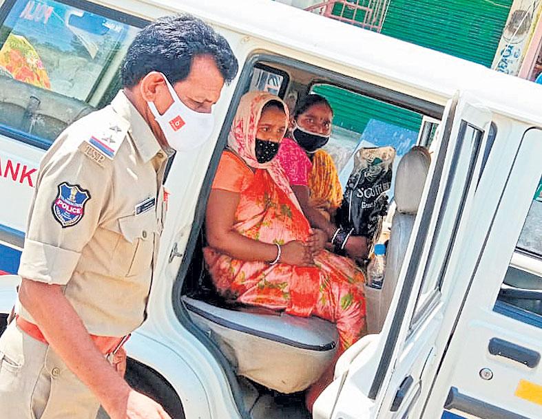 మానవత్వాన్ని చాటుకున్న పోలీసులు