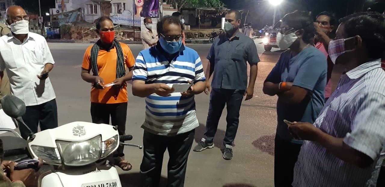 లాక్‌డౌన్‌ను పరిశీలించిన కలెక్టర్‌