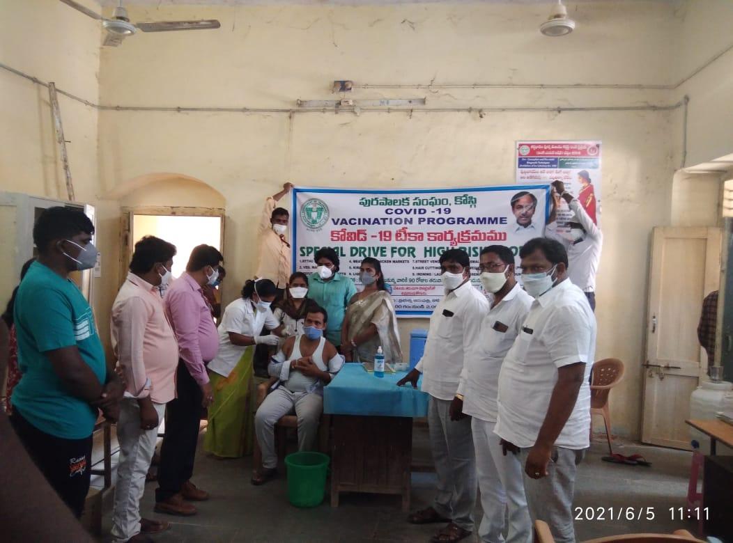 వ్యాపారులందరూ టీకా తీసుకోవాలి