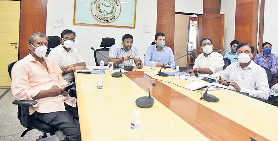 పెండింగ్ దరఖాస్తులను త్వరితగతిన పరిష్కరించాలి