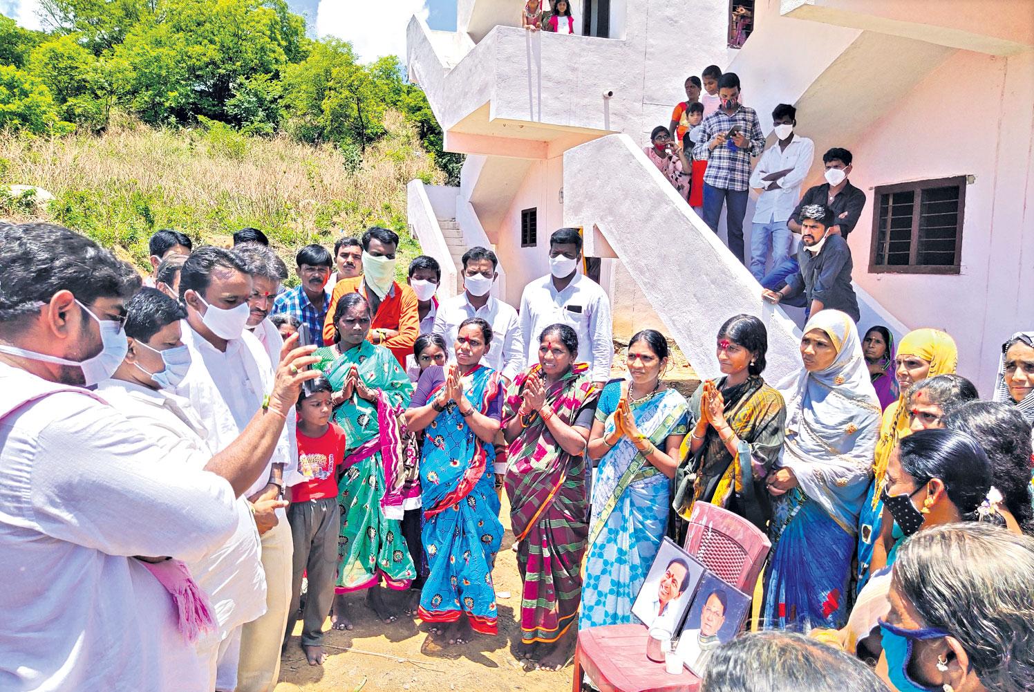 సంగెంలో డబుల్ బెడ్రూం ఇండ్ల పంపిణీ