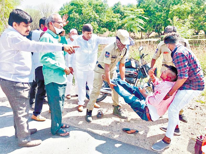 దవాఖానకు క్షతగాత్రుడి తరలింపు