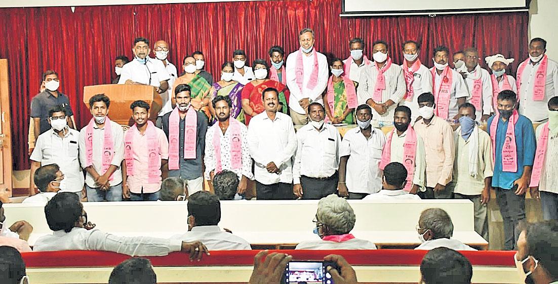 టీఆర్‌ఎస్‌లో చేరిన కాంగ్రెస్‌ ఎంపీటీసీ