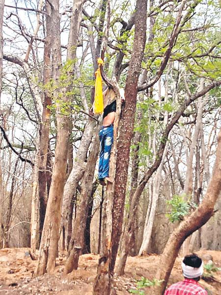 బైక్‌ను ఢీకొన్న కారు..