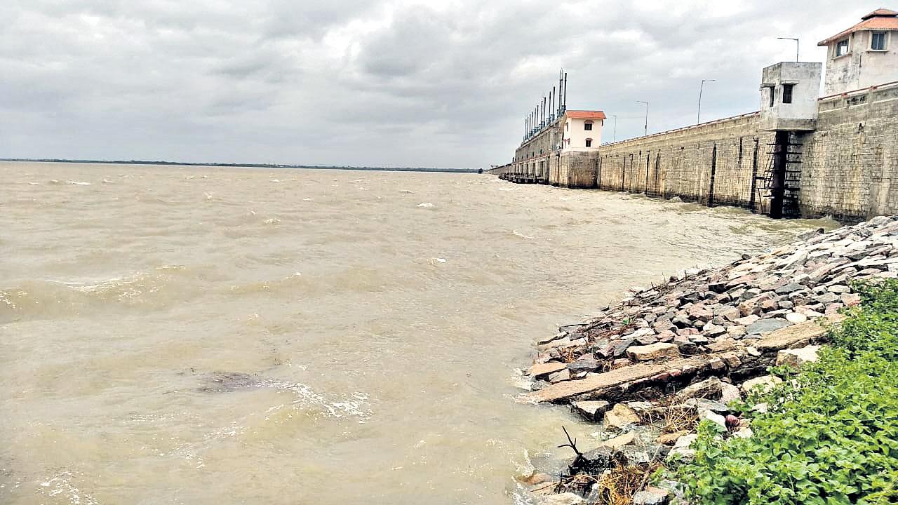 కృష్ణానదిలోకి 8 టీఎంసీల నీళ్లు