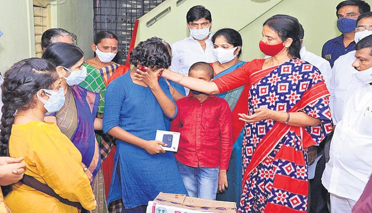 అనాథ పిల్లలను ఆదుకుంటాం