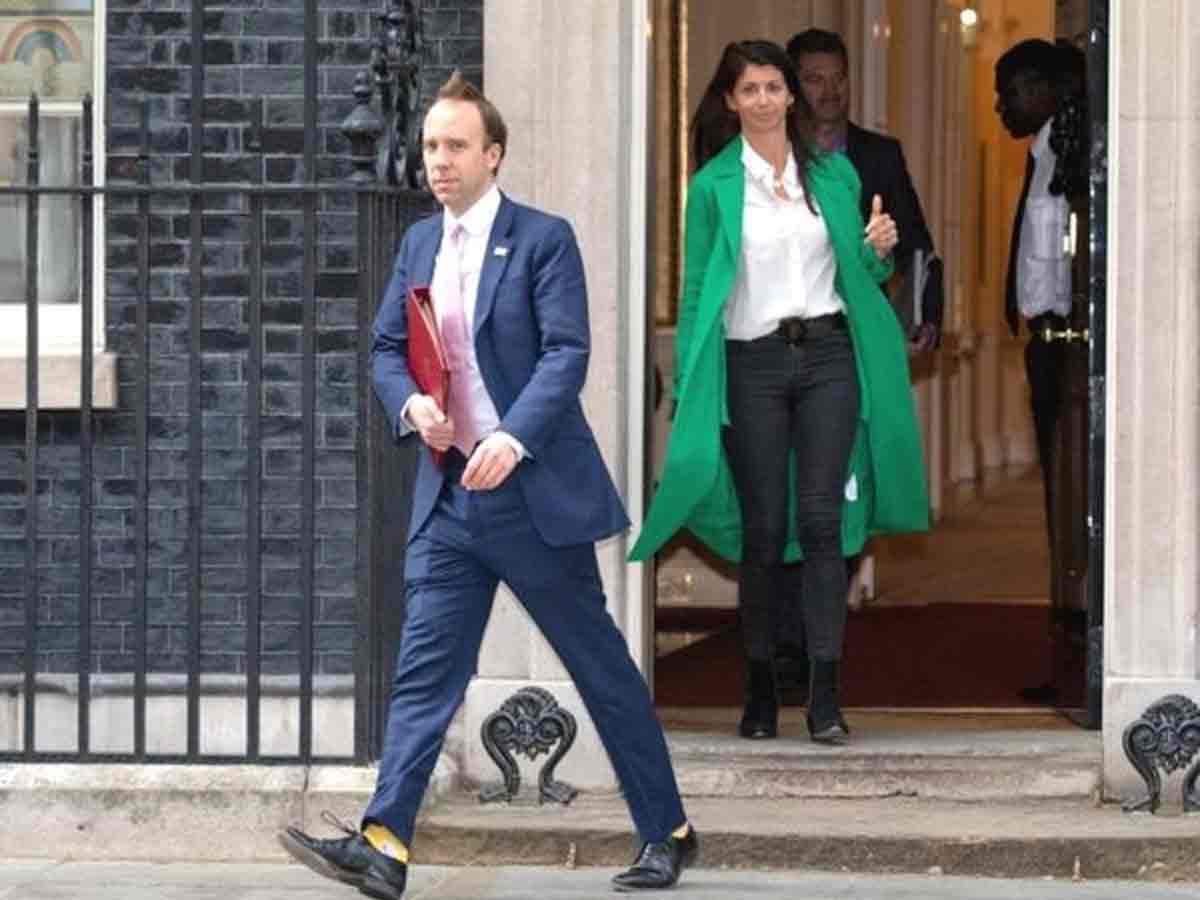 సహాయకురాలికి ముద్దిచ్చిన మంత్రి రాజీనామా