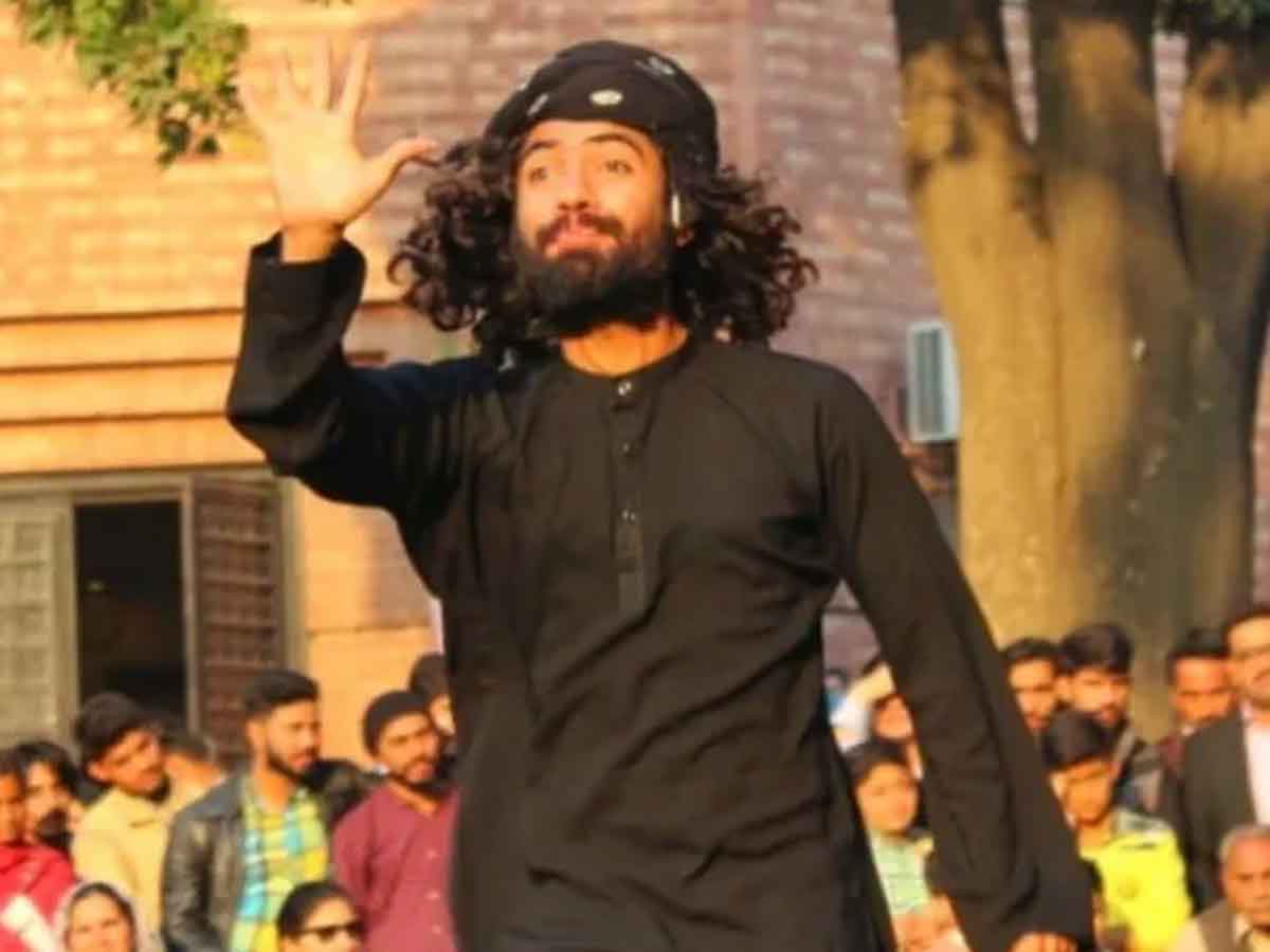 పొడవాటి జుట్టున్న పాకిస్తాన్ కళాకారుడు అరెస్ట్‌