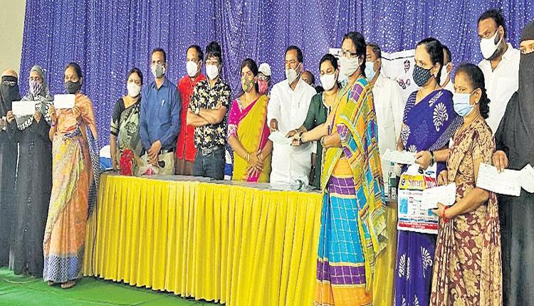 పేదలకు పెద్దన్నగా కేసీఆర్‌