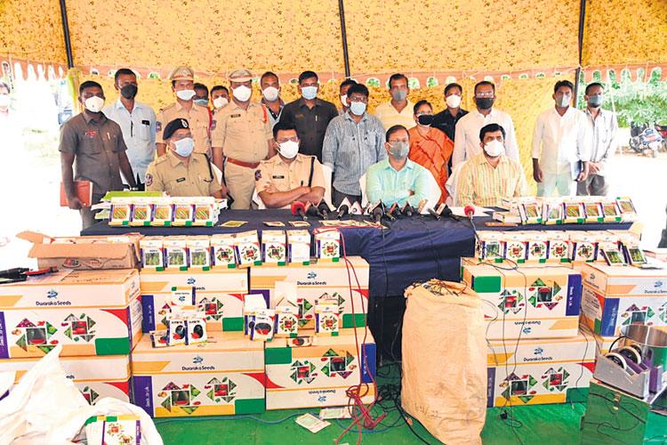 భారీగా నకిలీ విత్తనాలు పట్టివేత