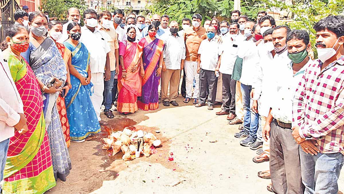 సంక్షోభంలోనూ ఆగని అభివృద్ధి పనులు
