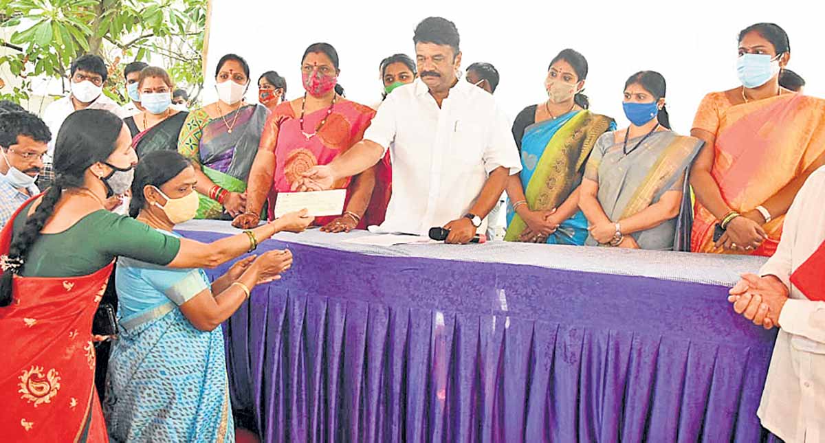 పేదింటి ఆడపడుచుల వివాహాలకు చేయూత